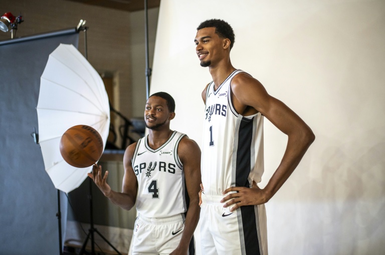 Victor Wembanyama pose pour des photos promotionnelles aux côtés de son coéquipier De'Aaron Fox lors de la journée consacrée aux médias des San Antonio Spurs, le 29 septembre 2025 à Santonio, au Texas