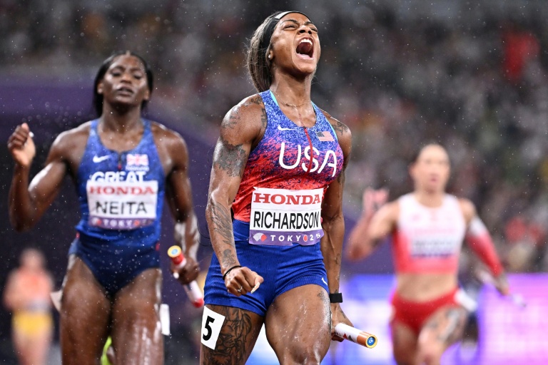 L'Américaine Sha'carri Richardson exulte après avoir remporté le relais 4x100 m avec son équipe, aux Mondiaux de Tokyo, le 21 septembre 2025