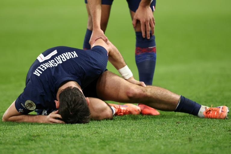 L'attaquant géorgien du PAS Khvicha Kvaratskhelia, touché lors du match de Ligue 1 contre Auxerre, le samedi 27 septembre 2025 au Parc des Princes
