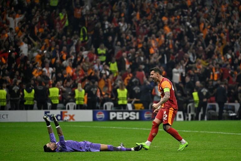 Le Turc Abdulkerim Bardakci (à droite) célèbre la victoire de Galatasaray avec le gardien Ugurcan Cakir, mardi 17 septembre, à Istanbul