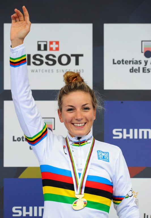 Pauline Ferrand-Prévot célèbre sa victoire aux Championnats du monde, le 27 septembre 2014 à Ponferrada, en Espagne