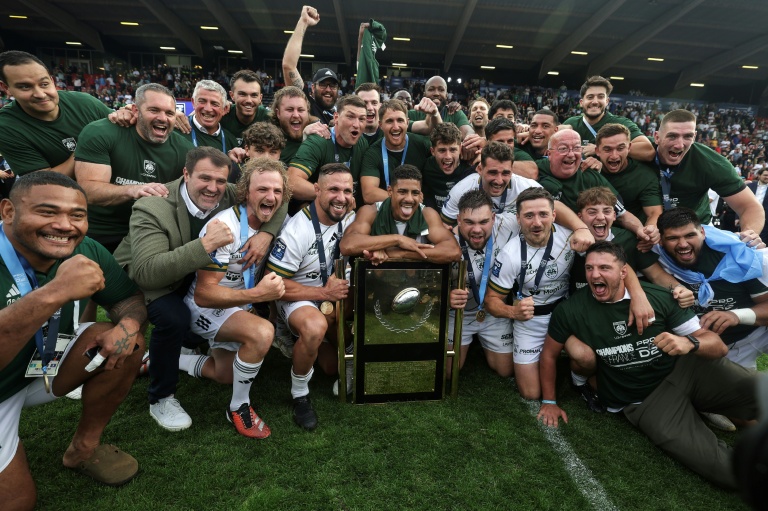 Les joueurs de Montauban savourent leur retour en Top 14  après leur succès en barrage de Pro D2 contre Grenoble à  Toulouse, le 7 juin 2025