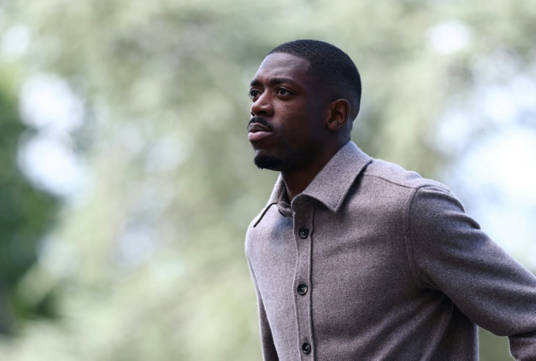 L'attaquant français Ousmane Dembélé arrive au centre d'entraînement des Bleus à Marcoussis au sud de Paris le 1er septembre 2025