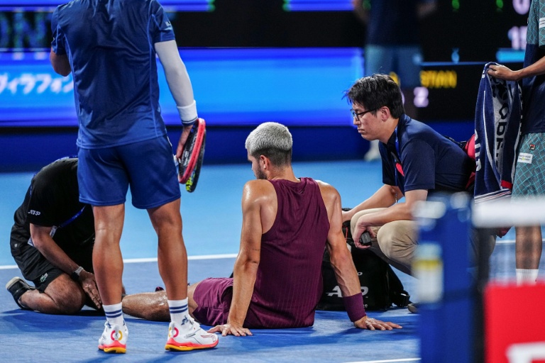 Le N.1 mondial Carlos Alcaraz en train d'être soigné sur le court après s'être tordu la cheville au 1er set contre Sebastian Baez le 25 septembre 2025 au tournoi de Tokyo
