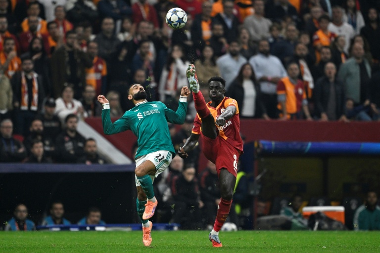 Le Colombien Davinson Sanchez (à droite) et l'Egyptien Mohamed Salah (à gauche) s'affrontent à Istanbul lors du match de C1 entre Galatasaray et Liverpool, mardi 17 septembre 2025