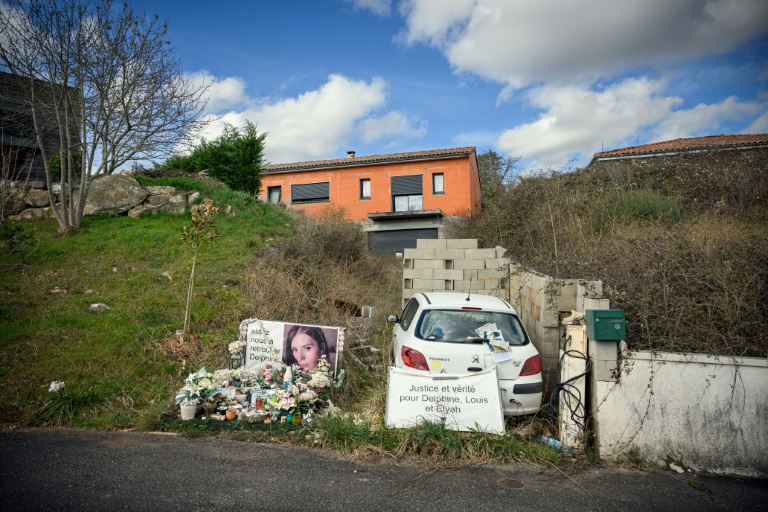 Un portrait de Delphine Jubillar, et des fleurs et bougies déposées devant sa maison à Cagnac-les-Mines, dans le Tarn, le 6 mars 2025