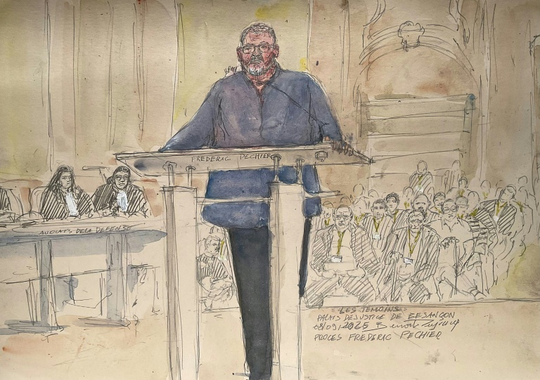 Croquis d'audience montrant l'ex-anesthésiste Frédéric Péchier à la barre lors de son procès à la cour d'assies du Doubs, le 8 septembre 2025 à Besançon