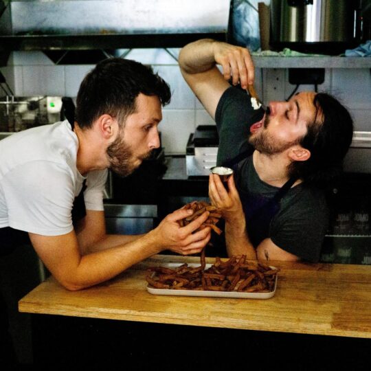 Les frères Laigo ou comment cuisiner les frites en s'amusant.