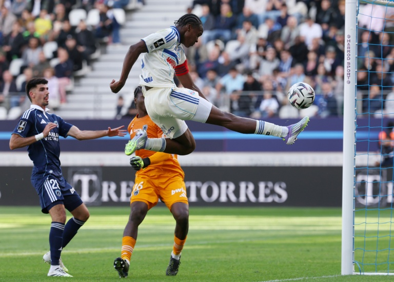 L'attaquant néerlandais de Strasbourg Emanuel Emegha dans ses oeuvres contre le Paris FC en L1 le 21 septembre 2025 au Stade Jean-Bouin à Paris