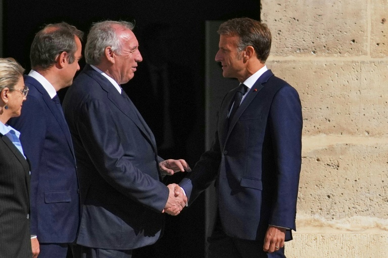 Le président Emmanuel Macron serre la main du Premier ministre François Bayrou, le 5 septembre 2025 à l'Hôtel des Invalides, à Paris