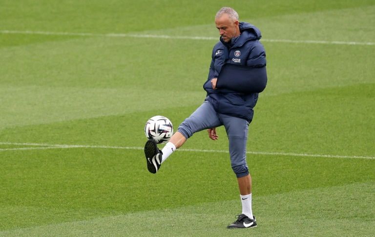 L’Espagnol Luis Enrique, entraîneur du PSG, à l’entraînement à la veille du match de L1 contre Auxerre, au centre d’entraînement du club à Poissy, au nord-ouest de Paris, le 26 septembre 2025