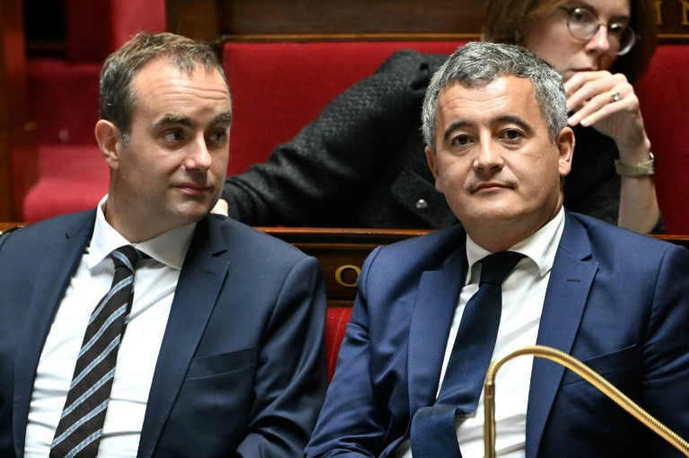 Le ministre des Armées, Sébastien Lecornu (g), et le ministre de la Justice, Gérald Darmanin, lors de la session parlementaire extraordinaire précédant un vote de confiance sur le budget d'austérité du gouvernement, à l'Assemblée nationale, le 8 septembre 2025 à Paris