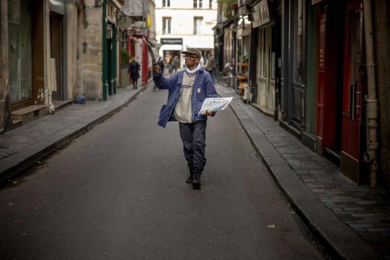 Ali Akbar, vendeur pakistanais de journaux à la criée, dans une rue du Quartier Latin à Paris, le 16 septembre 2025.