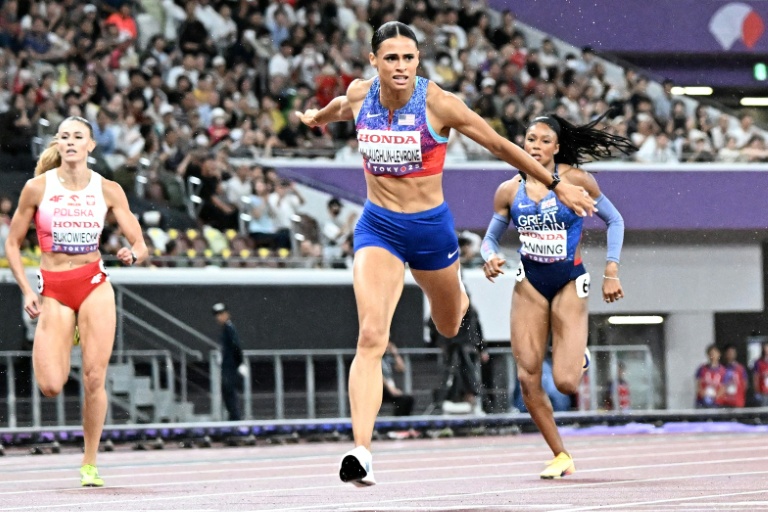 L'Américaine Sydney McLaughlin-Levrone coupe en vainqueure la ligne d'arrivée du 400 m des Mondiaux d'athlétisme le 18 septembre 2025 à Tokyo