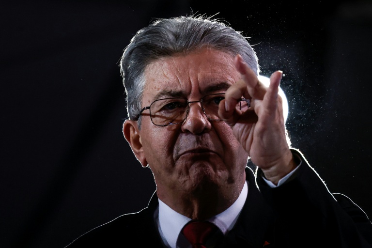 Le fondateur de La France Insoumise (LFI), Jean-Luc Mélenchon, prononce un discours sur scène lors de la fête de l'Humanité, à Brétigny-sur-Orge, au sud de Paris, le 13 septembre 2025