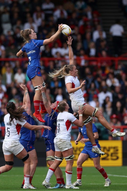 Lea Champon prend un ballon en touche samedi contre l'Angleterre pendant la demi-finale de coupe du monde à Bristol.