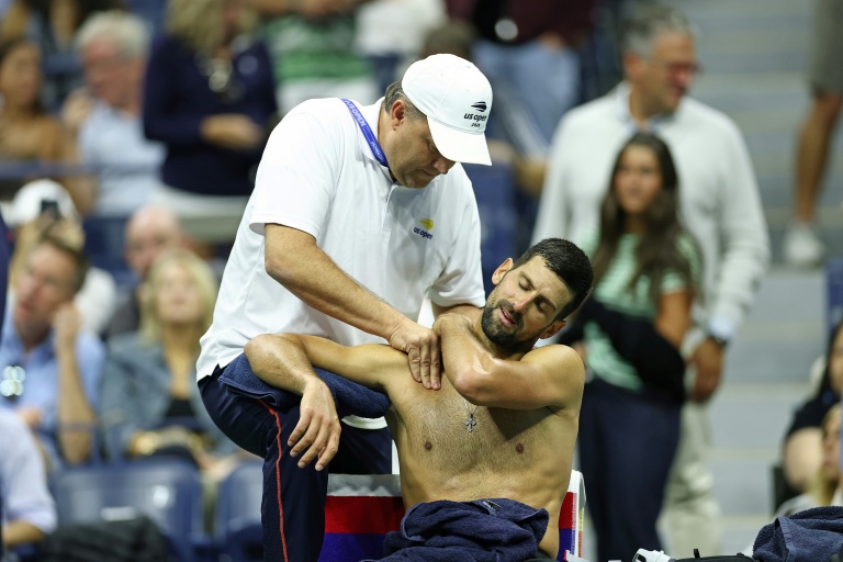 Novak Djokovic se fait masser l'épaule lors de son huitième de finale de l'US Open contre Jan-Lennard Struff, le 31 août 2025 à New York.