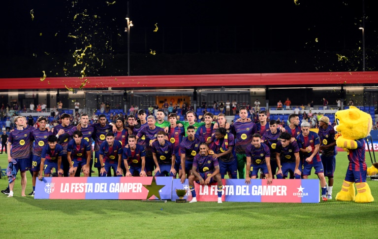 Les joueurs du FC Barcelone célèbrent leur victoire contre Côme en trophée Gamper, au stade Johan Cruyff de Barcelone, qui compte 6.000 places, le 10 août 2025.