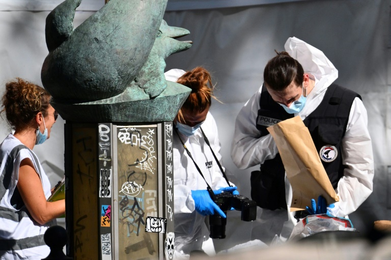 La police scientifique sur les lieux où cinq personnes ont été blessées par un homme muni de deux couteaux et d'une matraque et a été tué par des policiers, à Marseille, le 2 septembre 2025