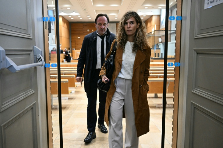Alexandre Martin (g) et Emmanuelle Franck (d), avocats de l'accusé Cédric Jubillar, quittent le palais de justice d'Albi, le 22 septembre 2025