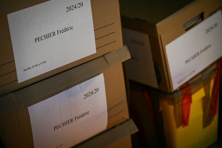 Une partie des dossiers du procès de Frédéric Péchier, le 8 septembre 2025, au tribunal de Besançon