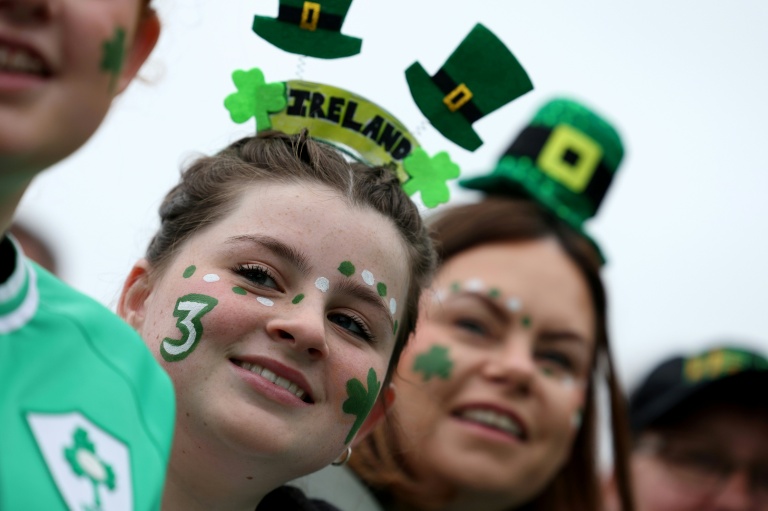 La ferveur des supportrices irlandaise avant le quart de finale du XV du Trèfle contre la France en quart de finale du Mondial femmes de rugby le 14 septembre 2025 à Exeter en Angleterre