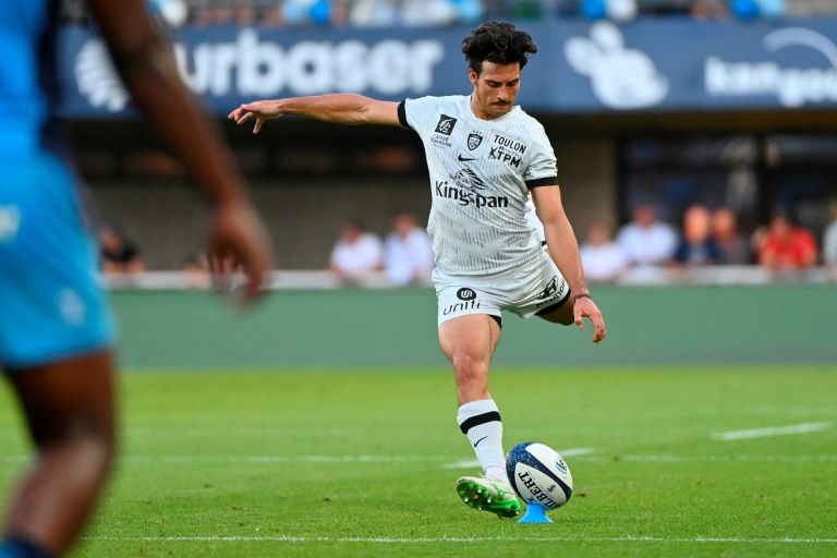 L’arrière français de Toulon, Marius Domon, tente une pénalité lors du match de Top 14 contre Montpellier, le 6 septembre 2025