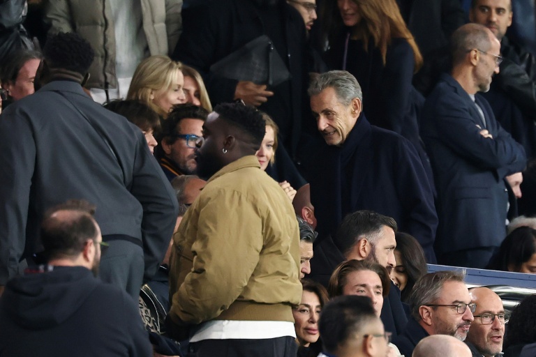 L'ancien président Nicolas Sarkozy, deux jours après sa condamnation à cinq ans de prison, au Parc des Princes, le 27 septembre 2025