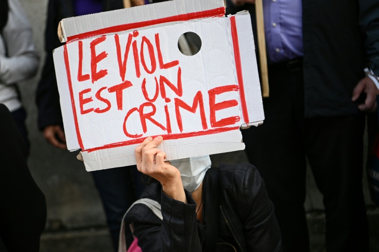 Ses avocates estiment que la France ne lui a pas permis d'obtenir justice quant aux faits de viol et d'agressions sexuelles dénoncés, ces chefs d'accusation ayant d'emblée été écartés par les magistrats