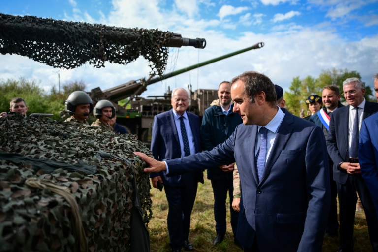Le ministre des Armées, Sébastien Lecornu (c), visite la 6e brigade blindée légère du premier régiment de Spahis au Camp de Billard à Beaumont-Les-Valence, près de Valence, le 1er septembre 2025 dans la Drôme