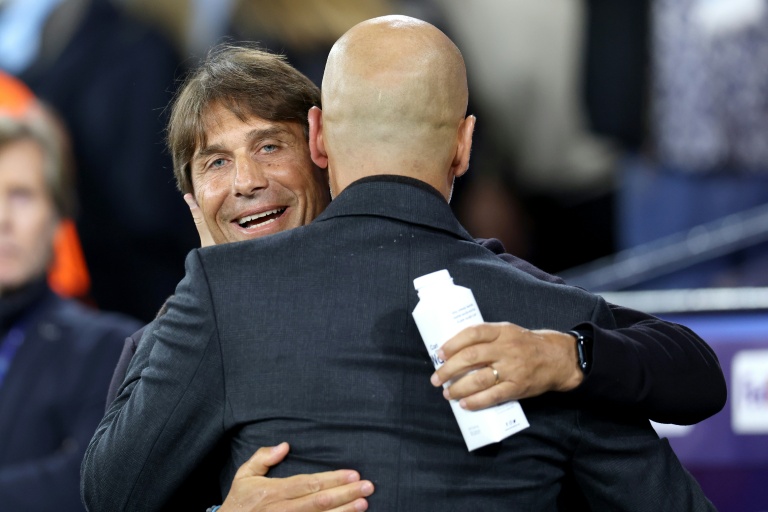 Accolade entre les entraîneurs du Napoli Antonio Conte (de face) et de Manchester City Pep Guardiola à l'Etihad Stadium, le 18 septembre 2025
