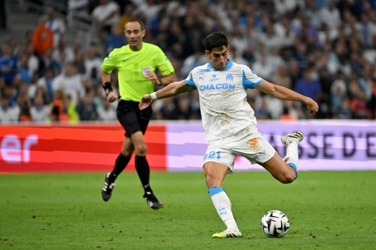 Le défenseur marseillais Nayef Aguerd tire et marque contre Lorient le 12 septembre 2025 à Marseille en France
