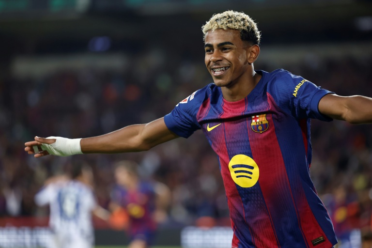 Lamine Yamal fête le but de Robert LEwandowski, à qui il a offert une passe décisive, le 28 septembre 2025 lors de la rencontre face à la Real Sociedad, à Barcelone