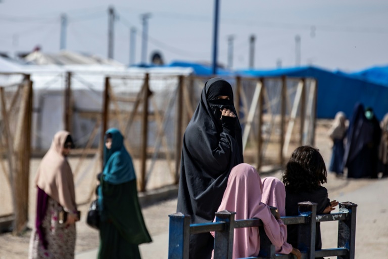 Des femmes et des enfants au camp Roj, où sont détenus des proches de combattants présumés du groupe État islamique (EI), dans la province de Hassakah, au nord-est de la Syrie, le 8 octobre 2023
