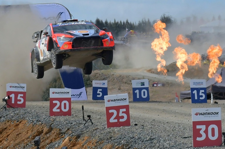 Le pilote de rallye français Adrien Fourmaux (Hyundai) franchit la ligne d'arrivée du rallye du Chili comptant pour le championnat WRC à Conception le 14 septembre 2025.