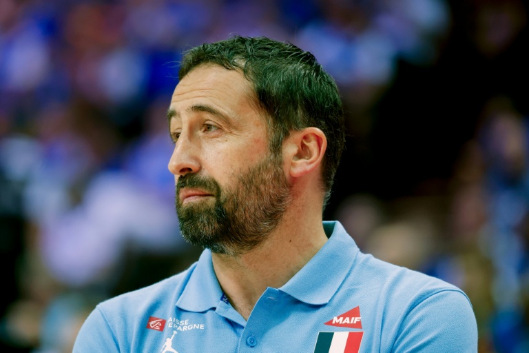 L'entraîneur français Frédéric Fauthoux, qui dispute sa première compétition à la tête des Bleus, lors du match entre la France et l'Islande à la Spodek Arena de Katowice, en Pologne, le 4 septembre 2025.