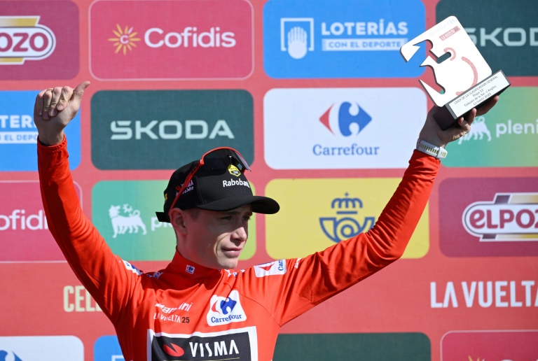 Le Danois Jonas Vingegaard (Visma-Lease a bike) avec son maillot rouge de leader sur le podium de la Vuelta après la 13e étape le 5 septembre 2025.