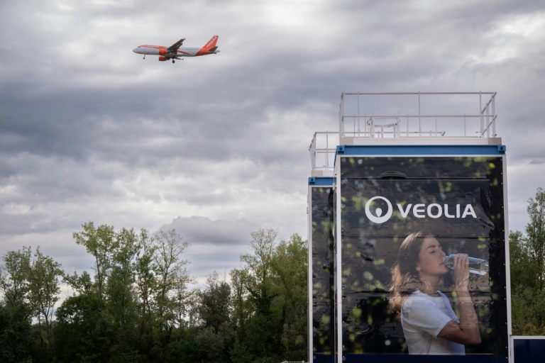 Une unité mobile de traitement de la pollution de l'eau par les PFAS, fournie par Veolia, à Bartenheim, le 4 septembre 2025 dans le Haut-Rhin