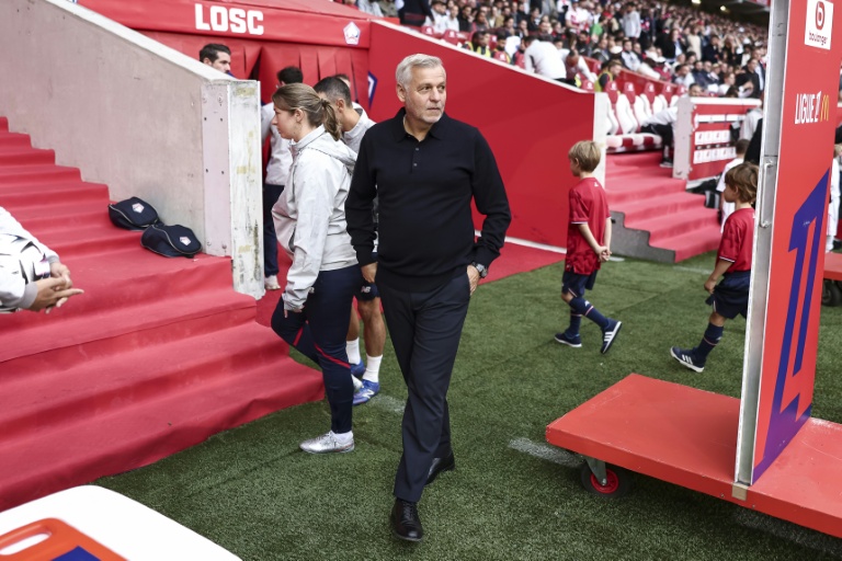 Bruno Genesio à son arrivée au Stade Pierre-Mauroy de Villeneuve-d'Ascq, pour la réception de Lyon le 28 septembre 2025. L'entraîneur de Lille a été expulsé par l'arbitre de la rencontre