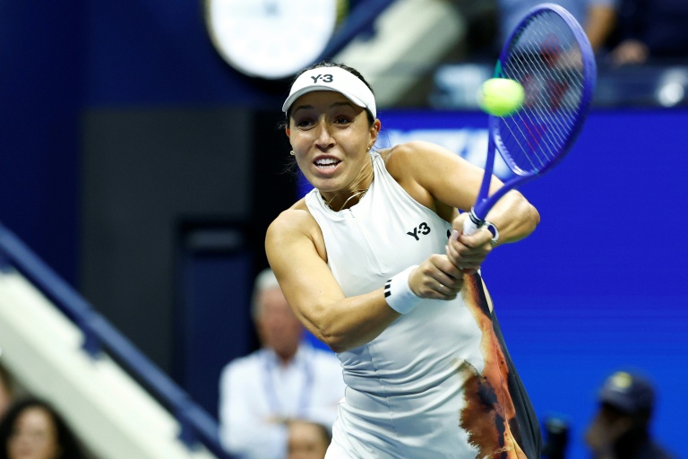 L'Américaine Jessica Pegula effectue un retour face à la Bélarusse Aryna Sabalenka en demi-finale de l'US Open, à New York, le 4 septembre 2025