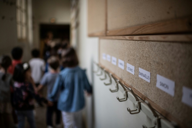 Parmi les enjeux, la pénurie d'enseignants inquiète à nouveau cette année, même si la ministre s'est voulue rassurante sur le fait qu'il y aurait bien des professeurs devant les classes