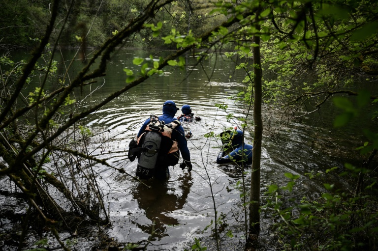 Des plongeurs de la gendarmerie participent aux recherches du corps d'Agathe Hilairet à Vivonne, dans la Vienne, le 13 avril 2025