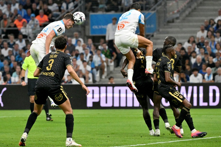 La recrue Benjamin Pavard, de la tête, double la marque pour Marseille, d'une tête imparable, face à Lorient au stade Vélodrome le 12 septembre 2025