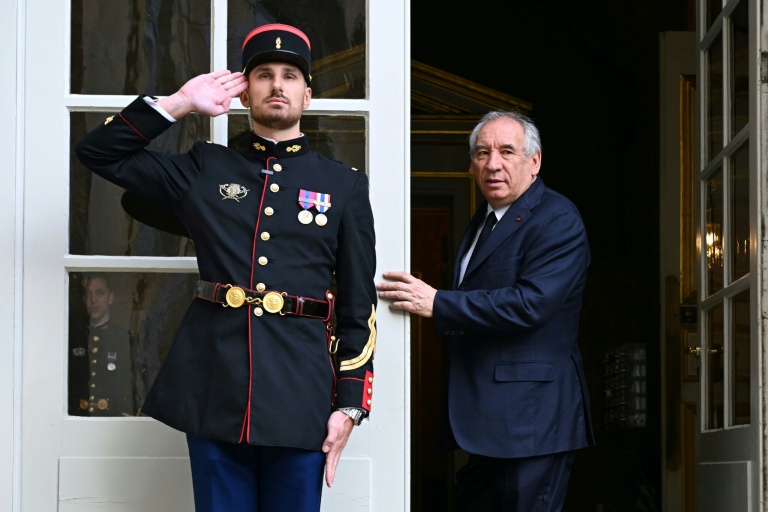 Le Premier ministre français François Bayrou arrive avant des réunions avec les chefs de parti dans le cadre de consultations politiques à l'Hôtel de Matignon à Paris, le 4 septembre 2025, avant le vote de confiance de l'Assemblée nationale française
