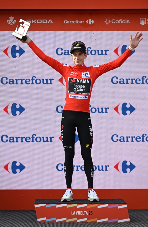 Le Danois Jonas Vingegaard célèbre son maillot rouge de leader au terme de la 10e étape du Tour d'Espagne, à Isaba, le 2 septembre 2025