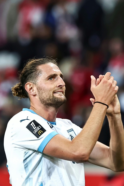 Adrien Rabiot, alors sous le maillot de l'OM, remercie les supporters marseillais pour leur soutien après le match de Ligue 1 entre Lille et l'OM le 4 mai 2025 à Lille
