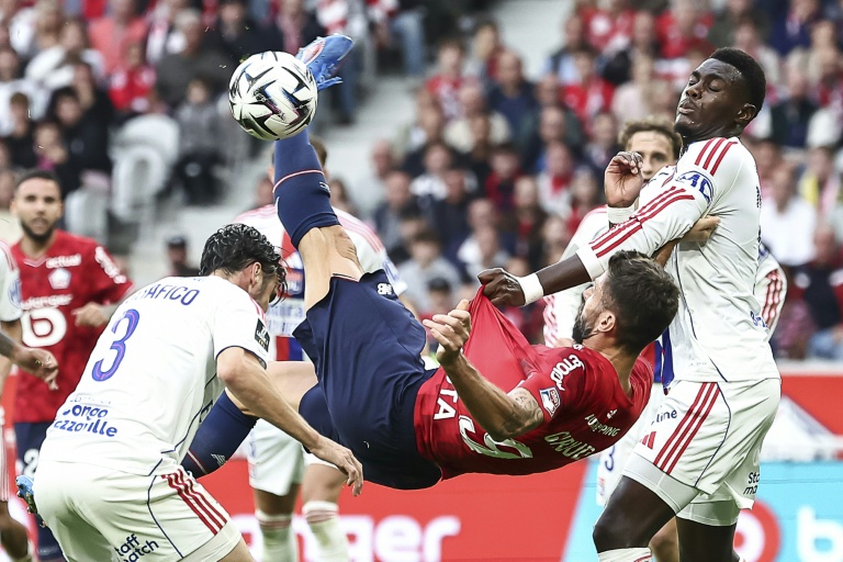 Le Lillois Olivier Giroud tente un coup de pied renversé lors du match de L1 entre le LOSC et l'Olympique lyonnais au Stade Pierre-Mauroy, le 28 septembre 2025