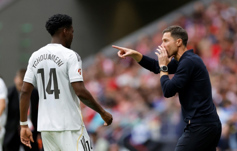 L'entraîneur du Real Madrid Xabi Alonso replace ses joueurs malmenés par l'Atletico Madrid au stade Metropolitano, le 27 septembre 2025