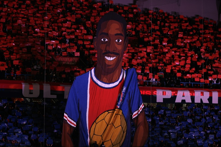 Les supporters du Paris-Saint Germain brandissant un tifo d'Ousmane Dembélé brandissant son Ballon d'Or, samedi 27 septembre 2025 au Parc des Princes contre Auxerre