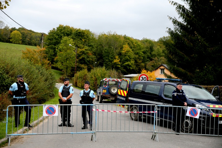 Des gendarmes bloquent l'accès à une route d'Issancourt-et-Rumel, dans les Ardennes, le 10 octobre 2022, lors de recherches pour tenter de retrouver le corps d'Estelle Mouzin